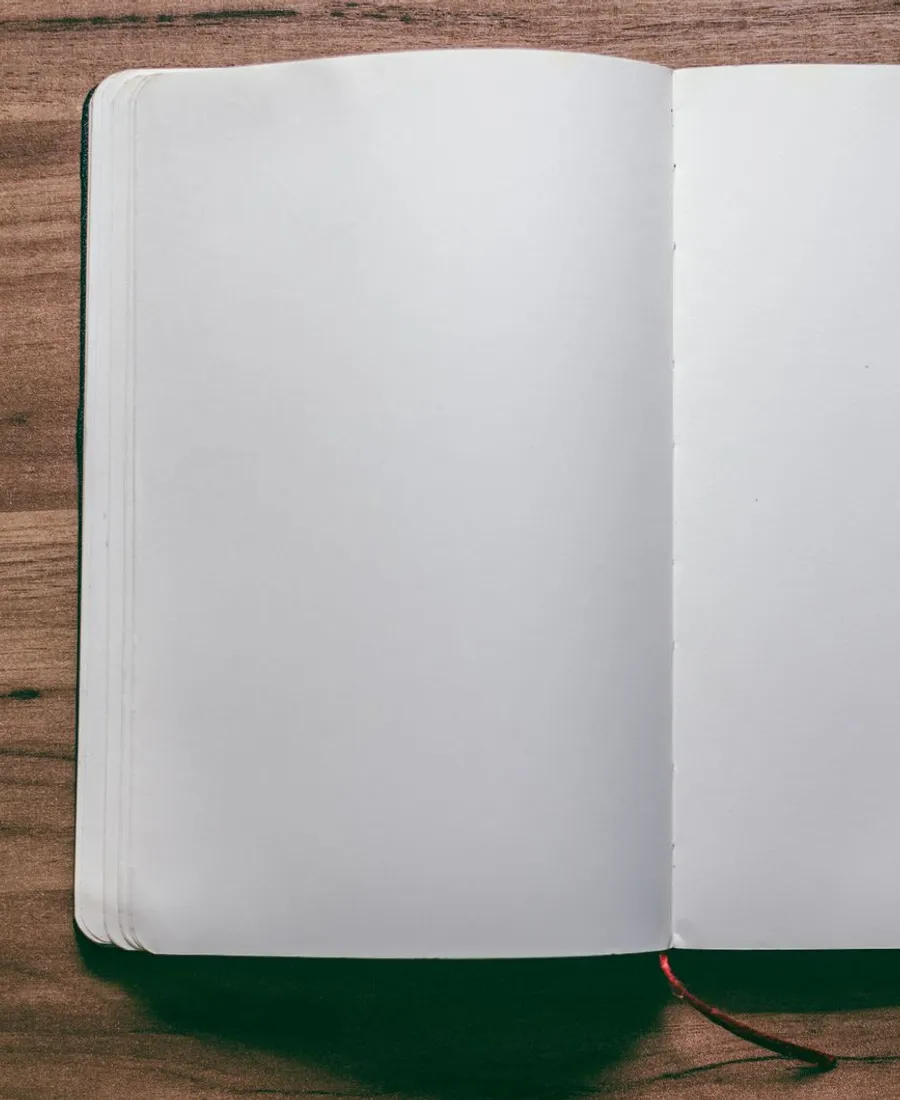 Cuaderno blanco abierto para anotar datos de la postulación