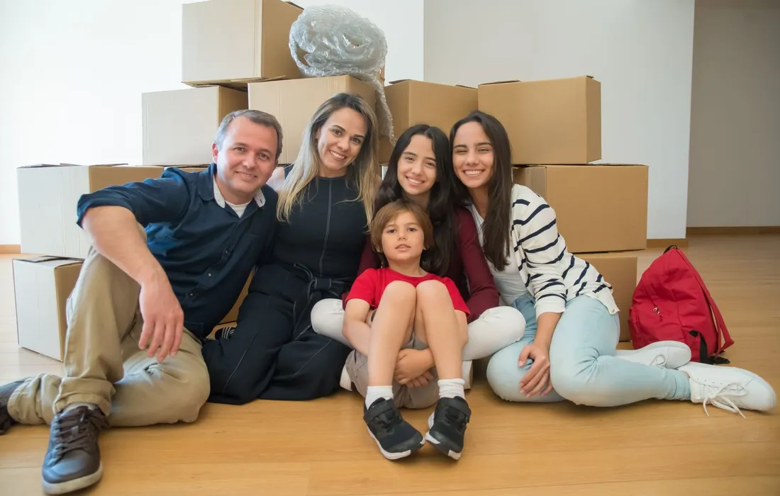 Familia chilena junto al árbol de navidad en su casa