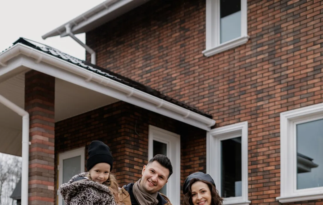 Familia chilena celebrando frente a su nueva vivienda obtenida con subsidio