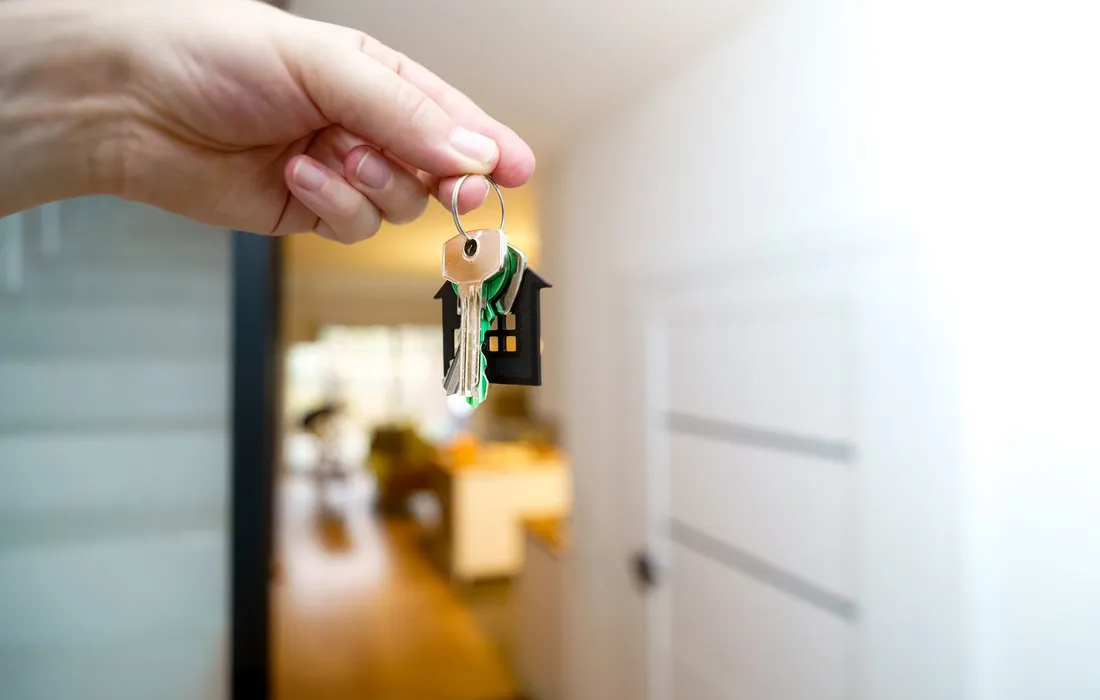 Llaves de una vivienda nueva sostenidas en la mano