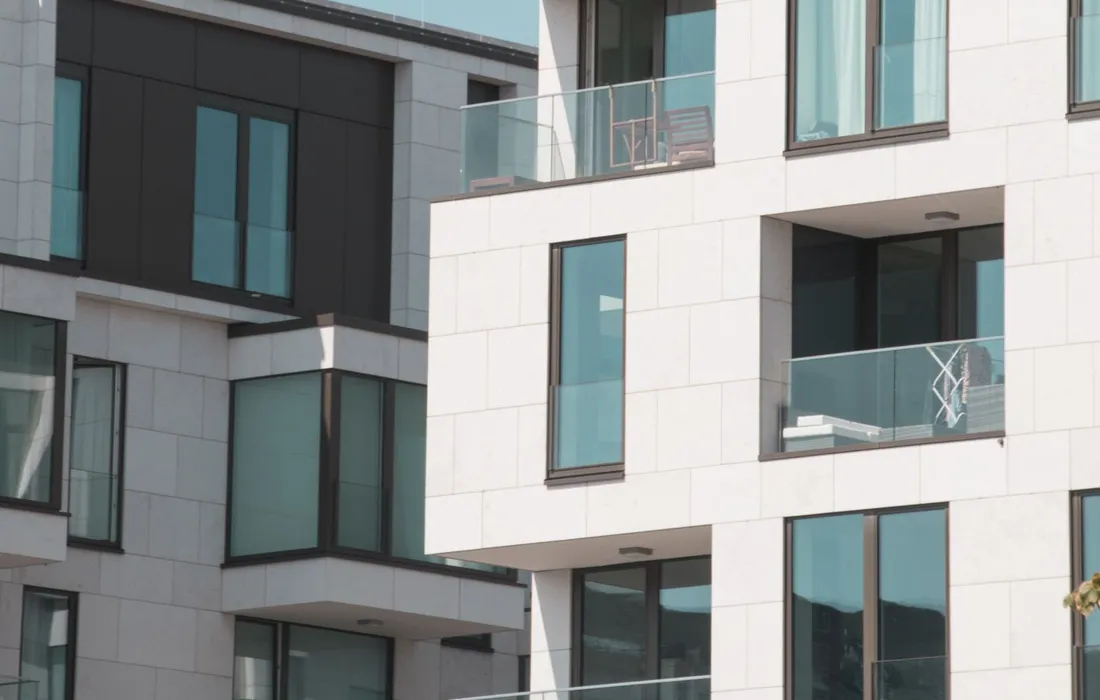 Exteriores de un proyecto habitacional DS19 con áreas verdes