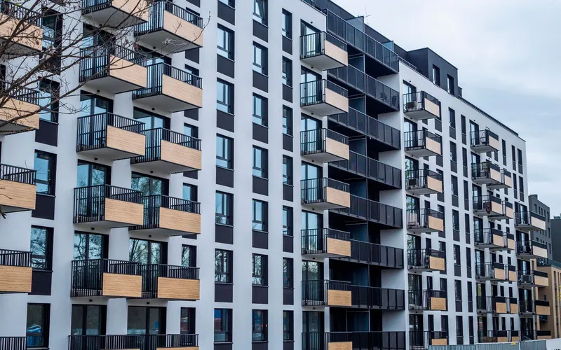 Vista exterior de un proyecto habitacional con áreas verdes